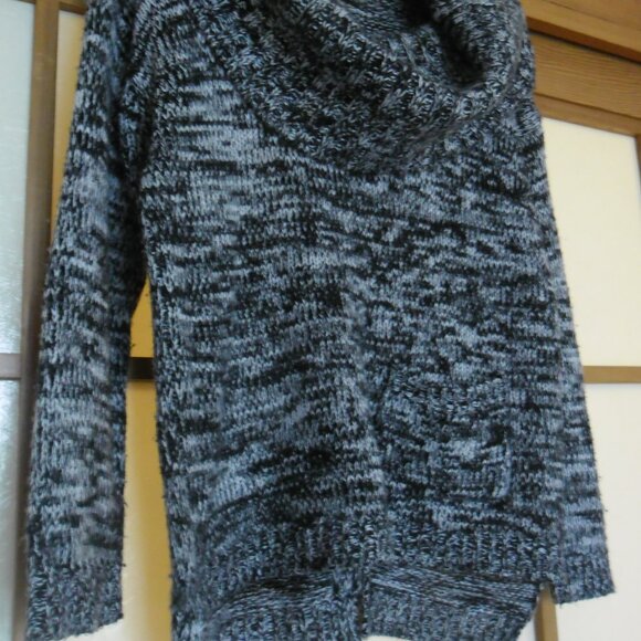 Cowl neck sweater with pocket detail. Medium size. - Picture 2 of 5